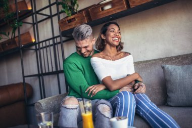 kahve dükkanında eğleniyor karışık yarış çift