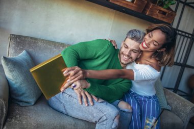 Kafede kız için hediye veren adam