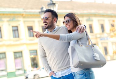 açık havada güneşli günde yürürken gülümseyen genç Çift