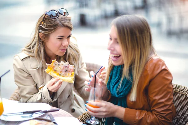 Dos Mujeres Jóvenes Reúnen Cafetería Comiendo Pizza Aire Libre — Foto de Stock