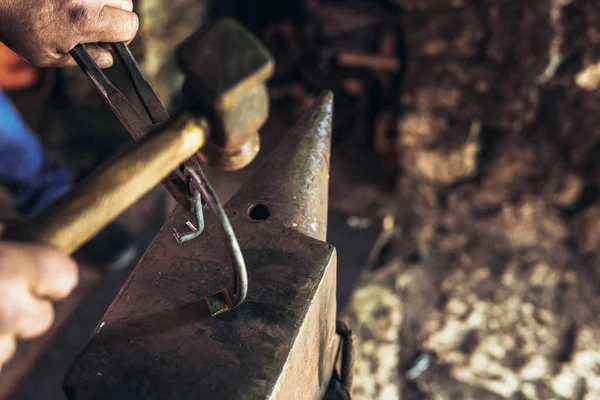 Fegyverkovács Kovácsolás Horseshoe Nézet Bezárása — Stock Fotó