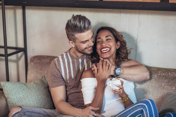 Pareja Raza Mixta Divirtiéndose Cafetería —  Fotos de Stock