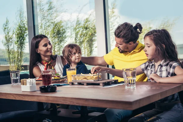 Vader Moeder Met Kinderen Genieten Van Maaltijd Restaurant — Stockfoto