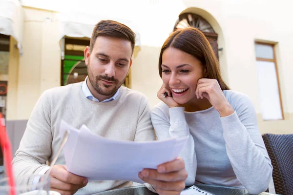 Young Couple Viewing Documents Cafe — Stock Photo, Image