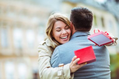 Adam şaşırtıcı kız arkadaşıyla Hediyelik