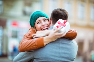 Adam şaşırtıcı kız arkadaşıyla Hediyelik