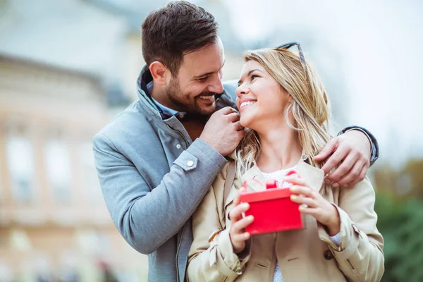 Mann Überrascht Freundin Mit Geschenk — Stockfoto