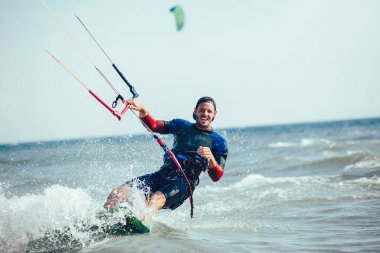 Kiteboard dalgalı Denizi üzerinde kişini görünümünü