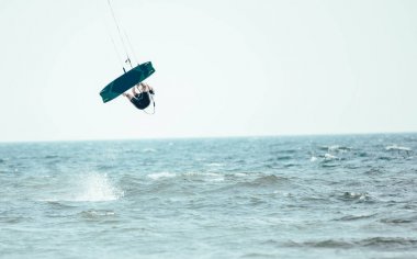 Kiteboard dalgalı Denizi üzerinde kişini görünümünü