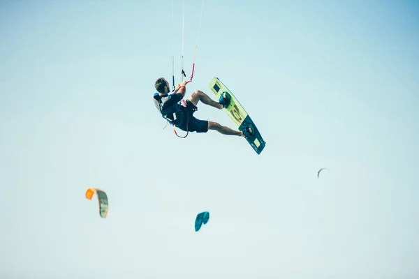 Vista Homem Montando Kiteboard Mar Ondulado — Fotografia de Stock