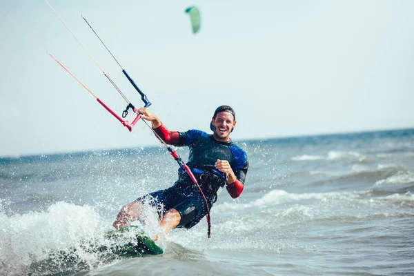 Vista Del Hombre Cabalgando Sobre Tabla Kitesurf Mar Ondulado —  Fotos de Stock