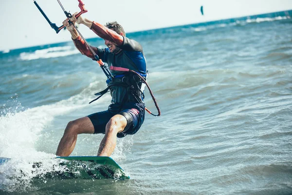 Blick Auf Mann Der Auf Kiteboard Welligen Meer Reitet — Stockfoto