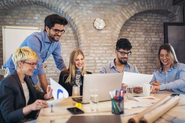 Gruppe Junger Geschäftsleute Schicker Freizeitkleidung Schafft Erfolgreiches Projekt Kreativem Büro — Stockfoto