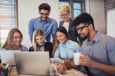  Grup genç iş adamları içinde smart casual giyim paylaşım fikirler yaratıcı ofiste