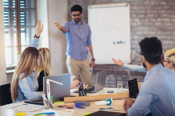 Homme Affaires Tableau Blanc Donnant Une Présentation Dans Salle Réunion — Photo