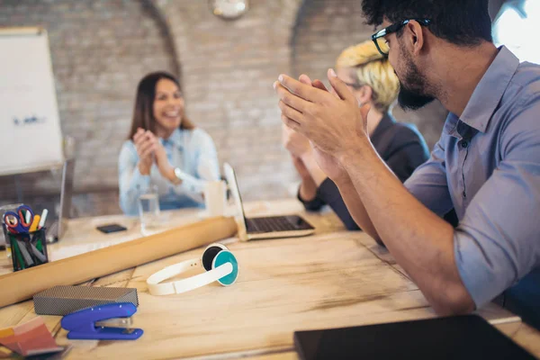 Grupo Empresários Aplaudindo Colega Trabalho Durante Apresentação Sala Conferências Corporativa — Fotografia de Stock