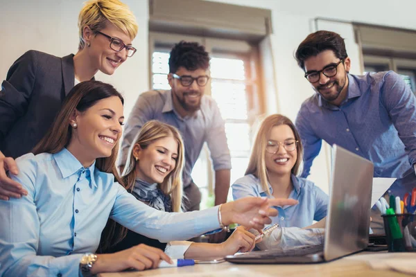 Grupo Jóvenes Empresarios Ropa Casual Inteligente Trabajando Juntos Una Oficina — Foto de Stock