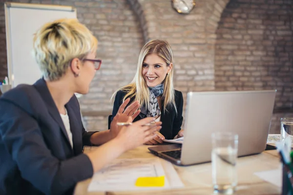 Två Kvinnliga Kollegor Pratar Och Arbetar Med Laptop Office — Stockfoto