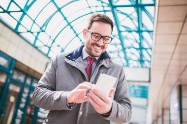 SMS gönderme smartphone kullanarak iş adamı.