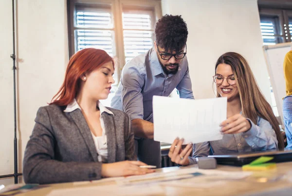 Grupp Affärsmän Dela Dokument Moderna Kontor — Stockfoto