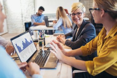 Grup fikir paylaşımı ve laptop kullanma modern office iş adamları