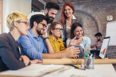 Grup fikirleri tartışmak ve dizüstü bilgisayar kullanma modern office iş adamları