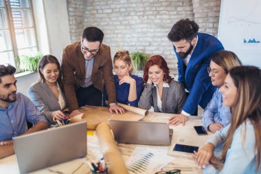Modern ofis fikirleri tartışmak üzere toplantıya grup iş adamları