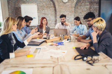 Modern ofis fikirleri tartışmak üzere toplantıya grup iş adamları