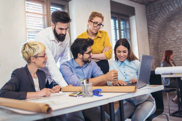 Grupp Affärsmän Dela Idéer Och Använda Laptop Moderna Kontor — Stockfoto