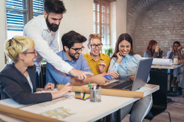 Grupo Empresários Discutindo Ideias Usando Laptop Escritório Moderno — Fotografia de Stock