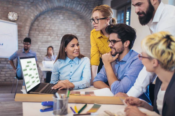 Groep Van Mensen Uit Het Bedrijfsleven Bespreken Van Ideeën Het — Stockfoto