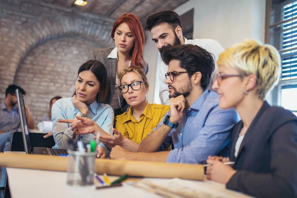 Group Business People Discussing Ideas Using Laptop Modern Office — Stock Photo, Image