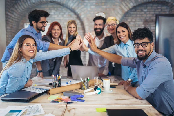 Empresarios Empresarios Exitosos Alcanzando Objetivos — Foto de Stock