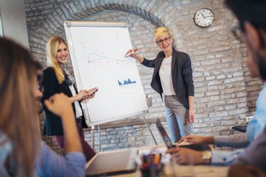 Sunu sırasında toplantı salonu konferans meslektaşları gülümseyen iş