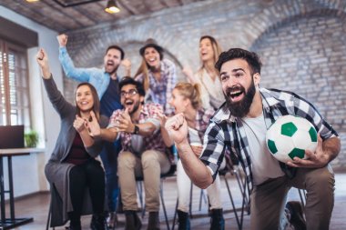 TV'de futbol izlerken ve zaferini kutluyor mutlu arkadaşlar.