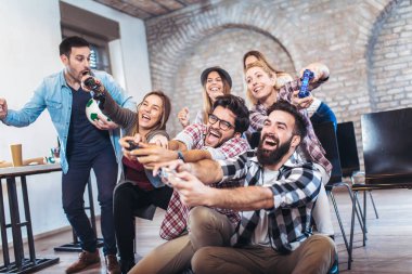 Office video oyunları oynarken arkadaşları.