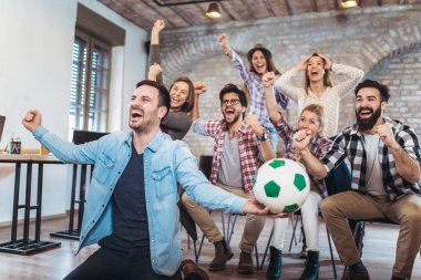 TV'de futbol izlerken ve zaferini kutluyor mutlu arkadaşlar.