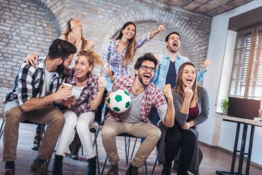 TV'de futbol izlerken ve zaferini kutluyor mutlu arkadaşlar.