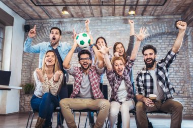 TV'de futbol izlerken ve zaferini kutluyor mutlu arkadaşlar.