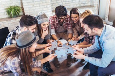 Puzzle parçaları Office katılmadan iş adamları