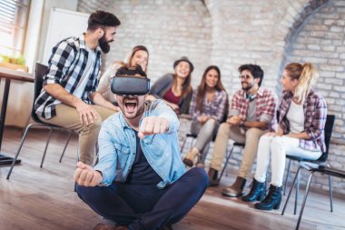 Takımın takım Vr gözlükle seminer oluşturma sırasında egzersiz eğitim iş adamları