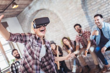 Takımın takım Vr gözlükle seminer oluşturma sırasında egzersiz eğitim iş adamları