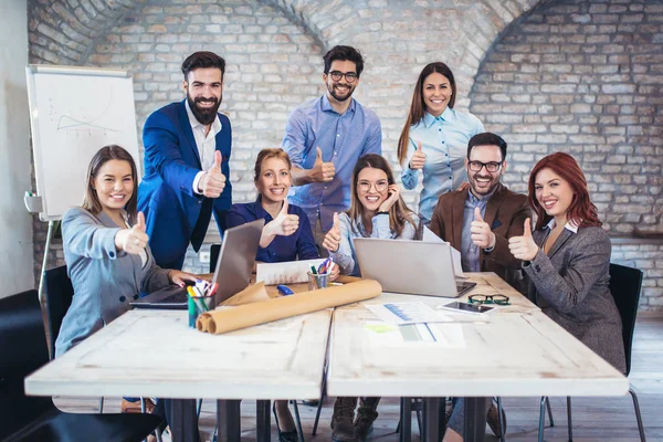 Empresarios Exitosos Gente Negocios Mostrando Pulgares Hacia Arriba —  Fotos de Stock