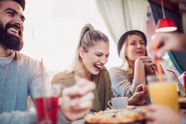 İtalyan pizza tatma ve kafede gülüyor neşeli arkadaşları