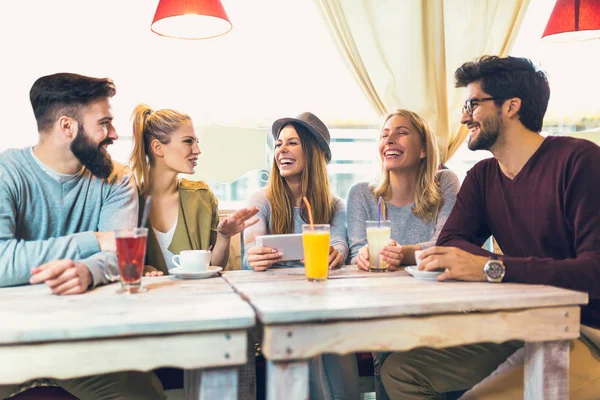 Genç arkadaşlar pizza kafede kapalı paylaşımı