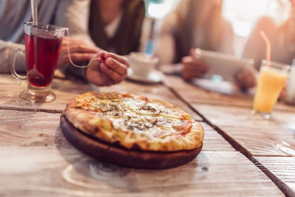 Gros Plan Personnes Buvant Jus Mangeant Pizza — Photo