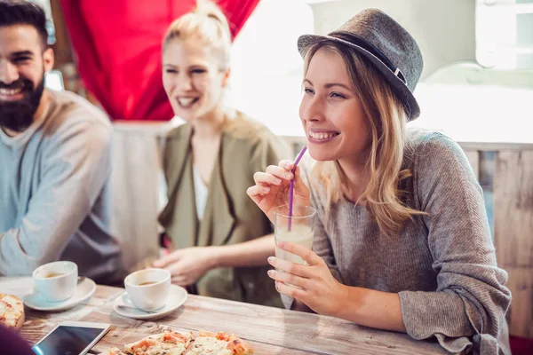 Vidám Meg Olasz Pizzát Nevetve Kávézó — Stock Fotó