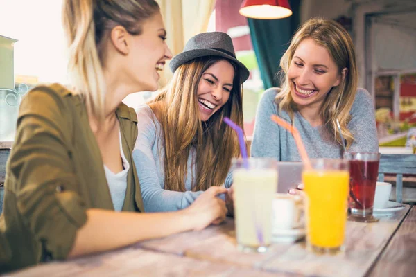 Amis Féminins Profiter Conversation Boire Des Boissons Café — Photo