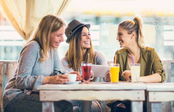 Gruppo Amiche Che Utilizzano Tablet Digitale Nel Caffè — Foto Stock