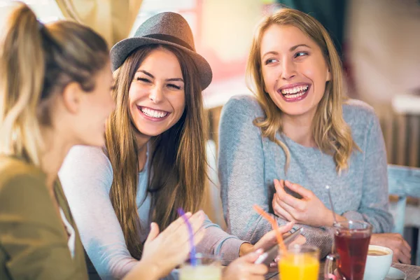 Θηλυκό Φίλους Απολαμβάνοντας Συνομιλία Και Πόσιμο Ποτά Στο Café — Φωτογραφία Αρχείου